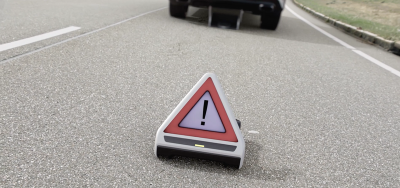 Illustration for article titled Mercedes' Latest Experimental Safety Car Has a Little Robot Triangle, Among Other Things